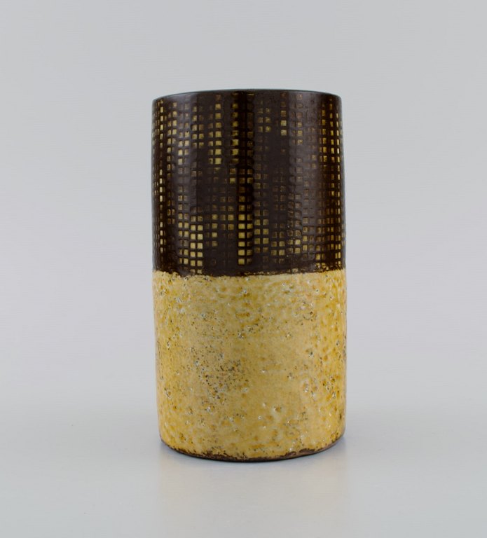 Ingrid Atterberg (1920-2008) for Upsala-Ekeby. Yondel vase i glaseret stentøj. 
Delt glasur i brune og sennepsgule nuancer. Ca. 1960.
