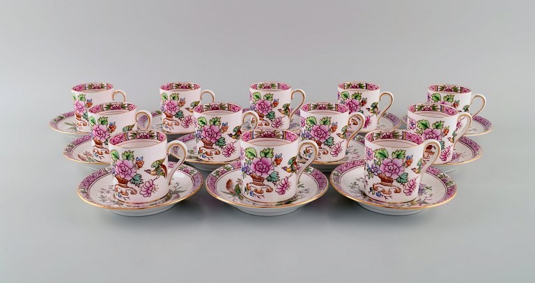 Coalport, England. Tolv Tuscan kaffekopper med underkopper dekoreret med 
blomster og guldkant. 1930