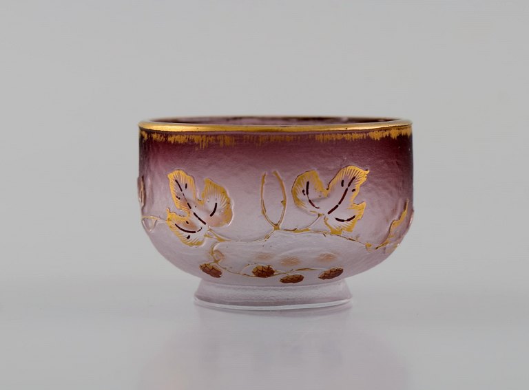 Daum Nancy, Frankrig. Art nouveau miniature skål i håndmalet mundblæst 
kunstglas. Blomster og gulddekoration. Tidligt 1900-tallet.
