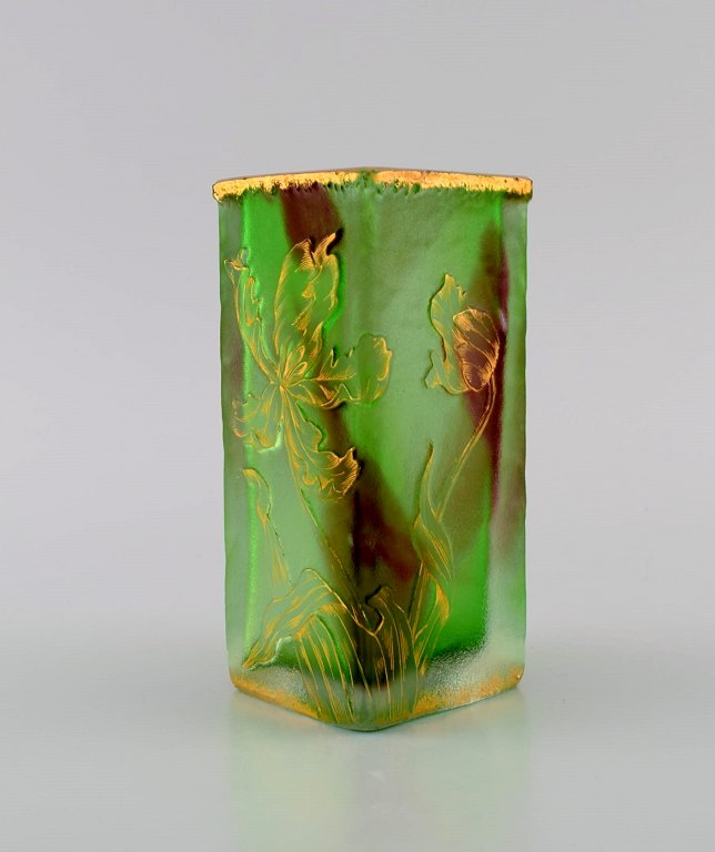 Daum Nancy, Frankrig. Lysegrøn art nouveau vase i håndmalet mundblæst kunstglas. 
Blomster og gulddekoration. Tidligt 1900-tallet.

