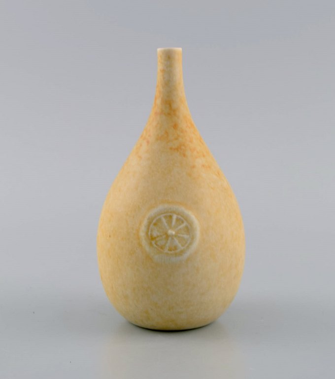 Sven Wejsfelt (1930-2009), Gustavsberg Studiohand. Unika vase i glaseret 
keramik. Smuk glasur i sarte sand nuancer. Dateret 1981. 
