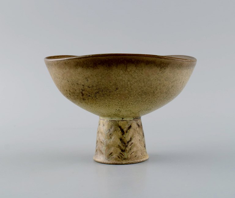 Carl Harry Stålhane (1920-1990) for Rörstrand. Bowl on foot in glazed ceramics. 
Beautiful glaze in light earth tones. Mid-20th century.
