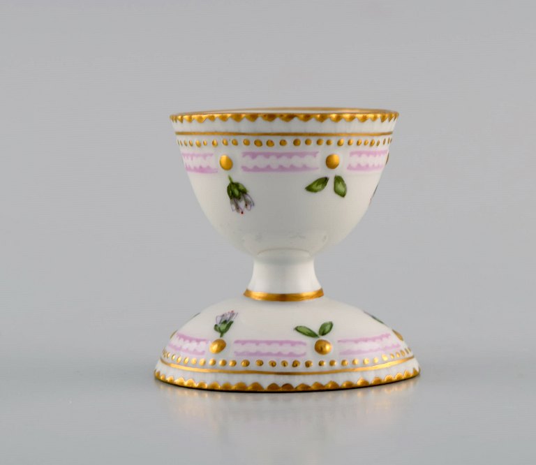 Royal Copenhagen Flora Danica æggebæger i håndmalet porcelæn med blomster og 
gulddekoration. Modelnummer 20/3530.  
