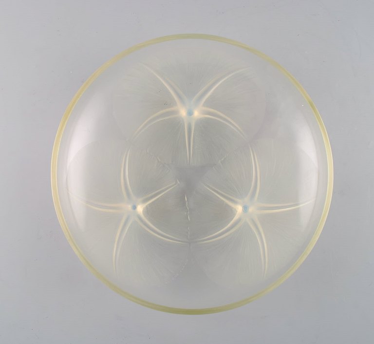 Tidlig René Lalique Volubilis skål i klart og matteret mundblæst kunstglas på 
trefod. 1920