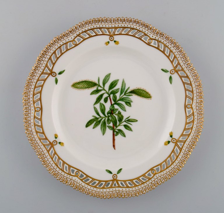 Royal Copenhagen Flora Danica gennembrudt tallerken i håndmalet porcelæn med 
blomster og gulddekoration. Modelnummer 20/3533.  
