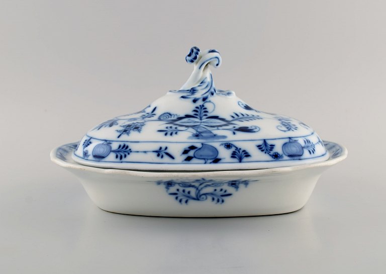 Antique Stadt Meissen Blue Onion lidded tureen in hand-painted porcelain. Early 
20th century.
