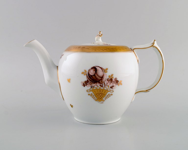 Royal Copenhagen Guldkurv tekande i porcelæn med blomster og gulddekoration. 
Modelnummer 595/9103. Tidligt 1900-tallet.
