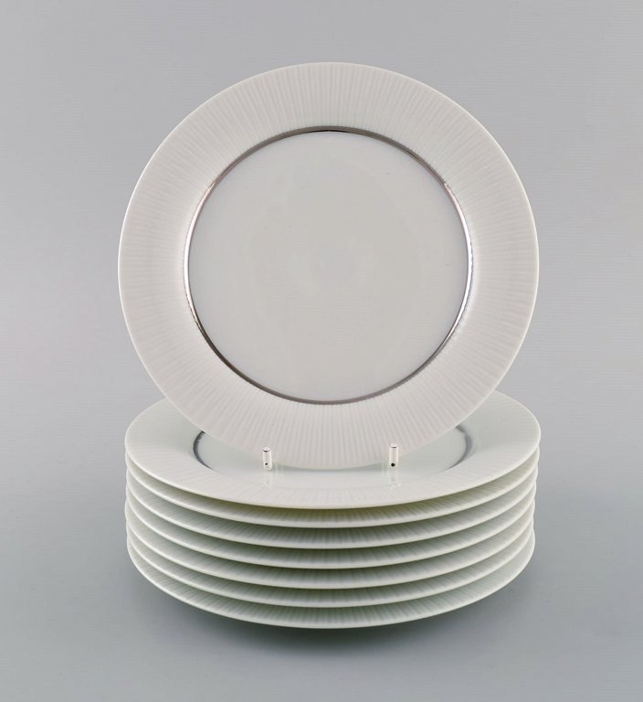 Tapio Wirkkala for Rosenthal. Eight rare Modulation plates in porcelain with 
fluted rim. Platinum Detail. Classic and timeless design. 1960s.
