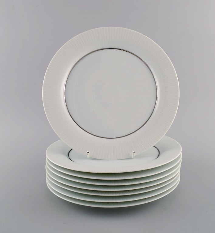 Tapio Wirkkala for Rosenthal. Eight rare Modulation porcelain plates with fluted 
rim. Platinum Detail. Classic and timeless design. 1960s.
