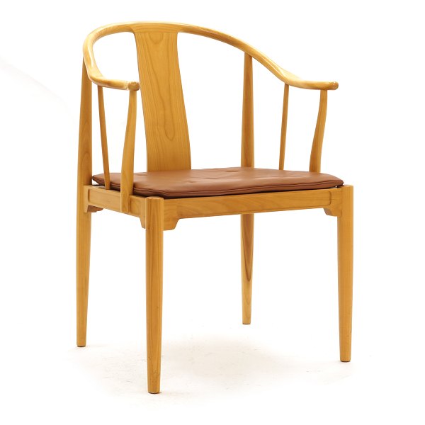 China Chair by Hans J.  Wegner, cherry and brown leather. Designed 1944. 
Manufactured by Fritz Hansen, Denmark, 1980s. H: 82cm. H s: 45cm