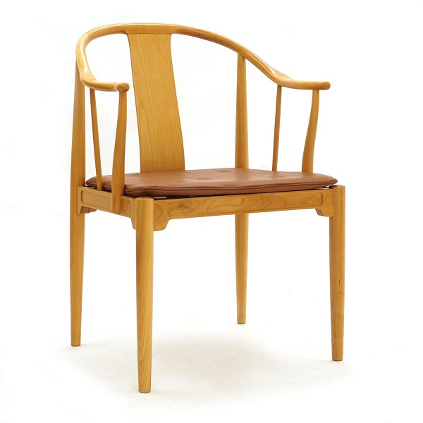 Chinastuhl von Hans J. Wegner aus Kirsch. Design von Hans J. Wegner 1944. 
Hergestellt von Fritz Hansen in den 1980er Jahren. Sehr guter Zustand. Wir haben 
vier Stück, die als Satz verwendet werden können. H. 82cm. Hs: 45cm