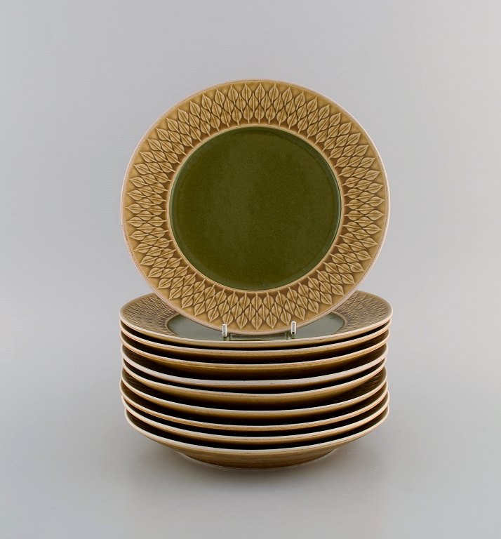 Jens H. Quistgaard (1919-2008) for Bing & Grøndahl / Nissen Kronjyden. 10 Relief 
lunch plates in glazed stoneware. Beautiful glaze in mustard yellow and green 
shades. 1960s.
