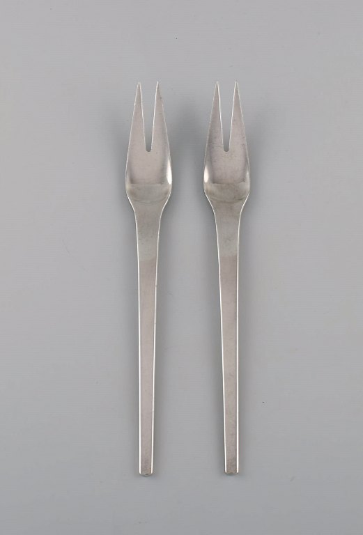 Two Georg Jensen Caravel roast forks in sterling silver.
