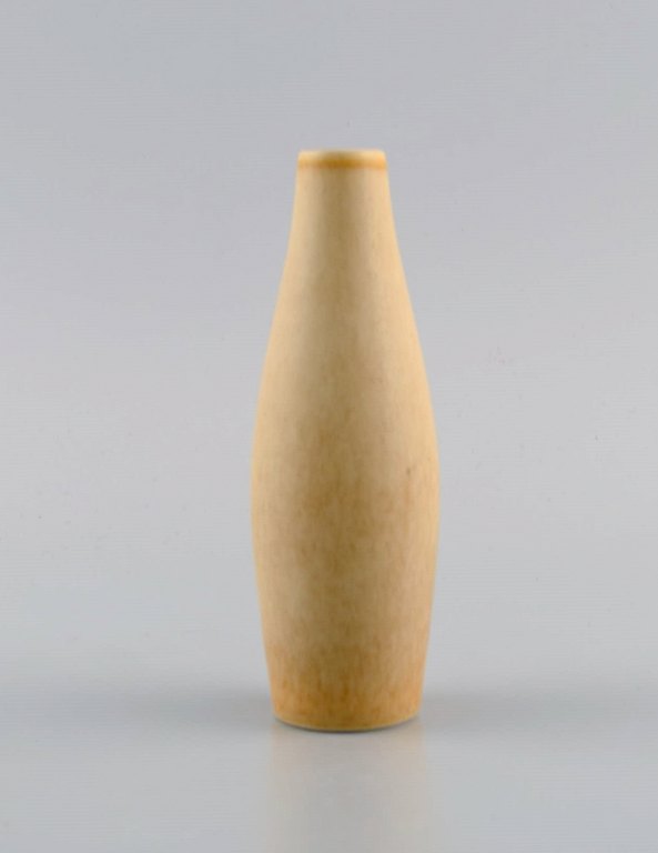 Per Linnemann-Schmidt (1912-1999) for Palshus. Vase in glazed ceramics. 
Beautiful glaze in sand shades. 1960s / 70s.
