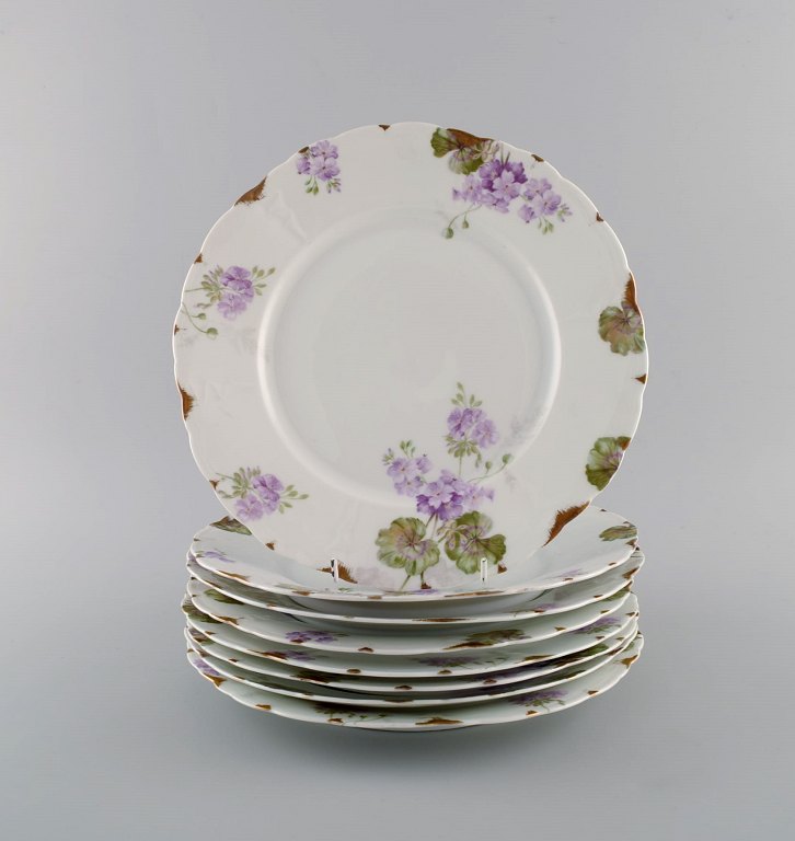 Rosenthal, Germany. Eight Iris dinner plates in hand-painted porcelain with 
flowers and gold decoration. 1920s.
