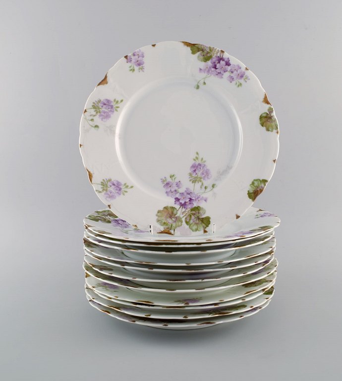 Rosenthal, Germany. Twelve Iris dinner plates in hand-painted porcelain with 
flowers and gold decoration. 1920s.
