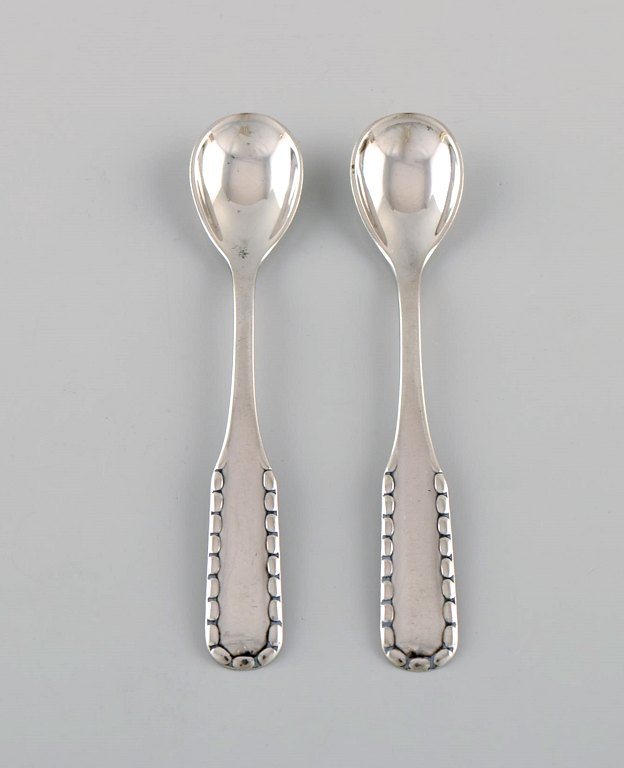 To tidlige Georg Jensen Perle saltskeer i sølv (830). Dateret 1909-1914.
