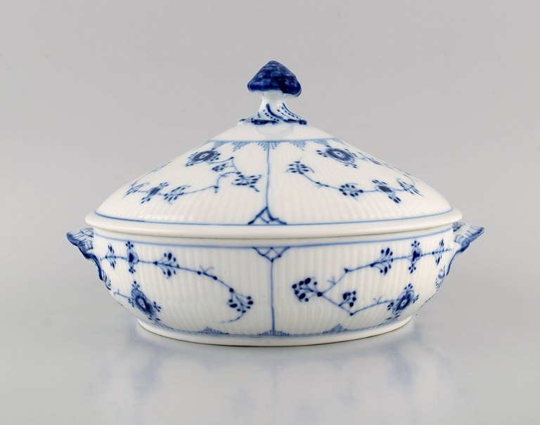 Royal Copenhagen Blue Fluted Plain lidded tureen. Model number 1/277.
