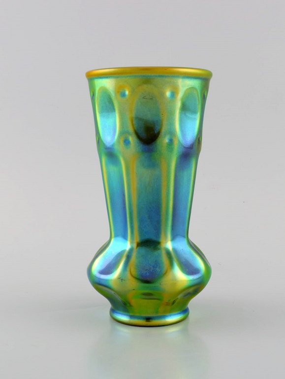 Zsolnay art deco vase in glazed ceramics. Beautiful luster glaze. 20th century.
