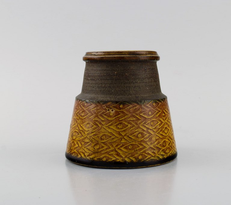 Nils Kähler (1906-1979) for Kähler. Vase in glazed stoneware.
Beautiful glaze in mustard yellow shades. 1960s.