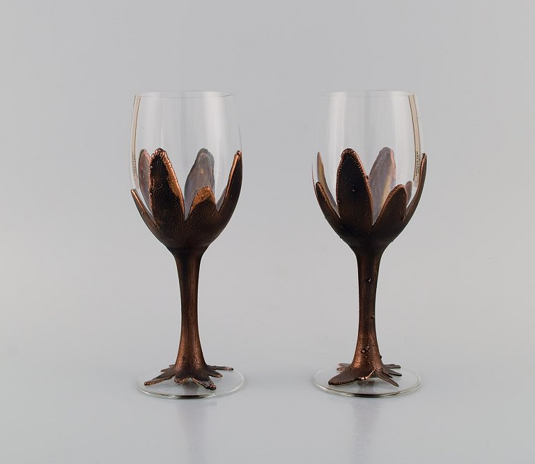 Jens Galschiøt (b. 1954), Denmark. Two red wine glasses in mouth blown crystal 
glass and copper. 1980s.
