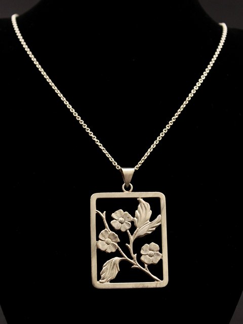 Silver chain with art deco pendant