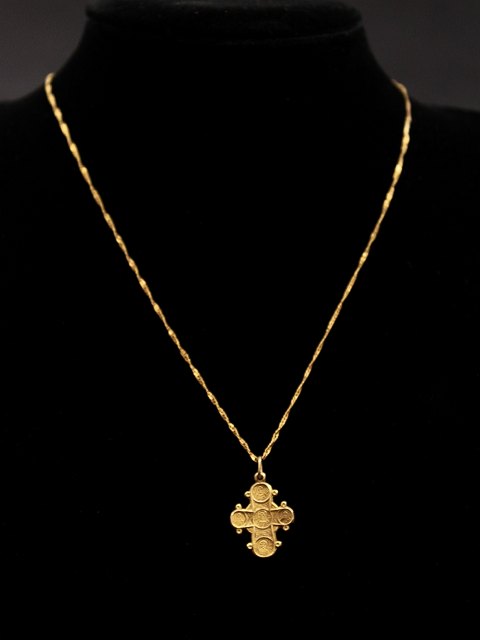 18 carat gold necklace