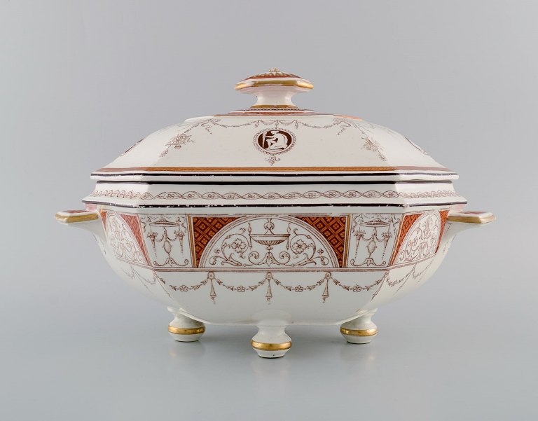 Mintons, England. Antik Holland lågterrin i håndmalet porcelæn. Klassicistisk 
dekoration og guldkant. Sent 1900-tallet.
