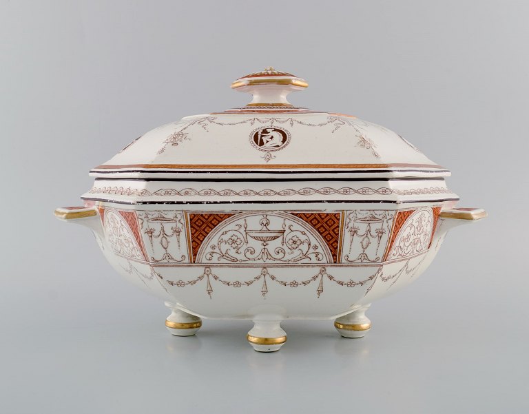 Mintons, England. Antique Holland lidded tureen in hand-painted porcelain. 
Classicist decoration and gold edge. Late 20th century.
