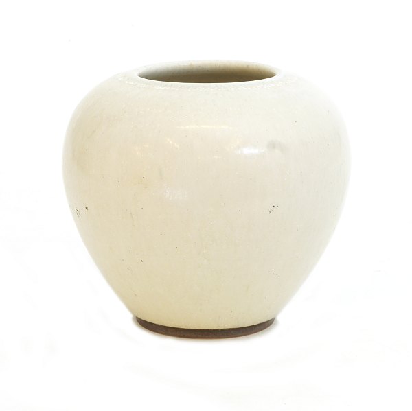 Light beige glazed stoneware vase. Signed Saxbo. H: 12,7cm