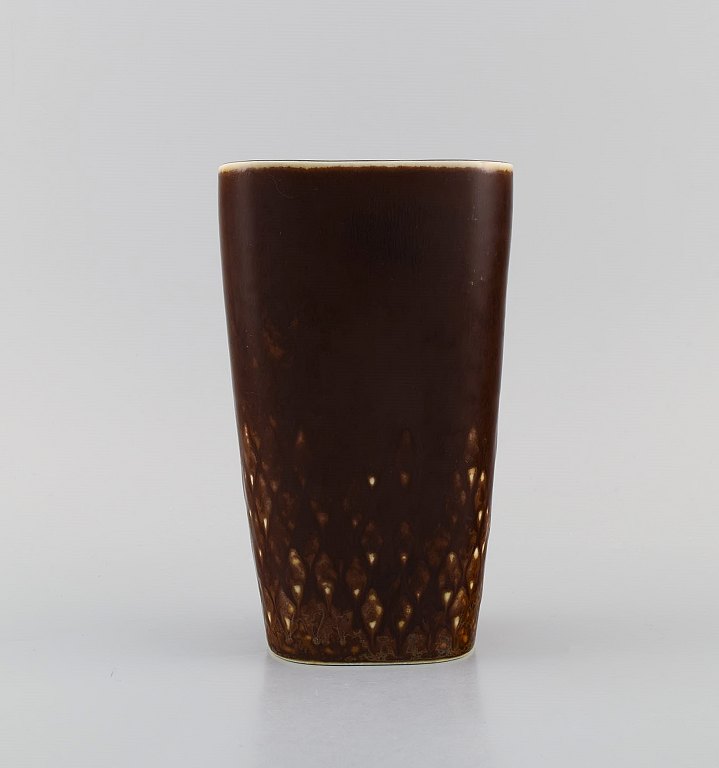 Carl Harry Stålhane (1920-1990) for Rörstrand. Vase in glazed ceramics with 
checkered design. Beautiful glaze in brown shades. Mid-20th century.
