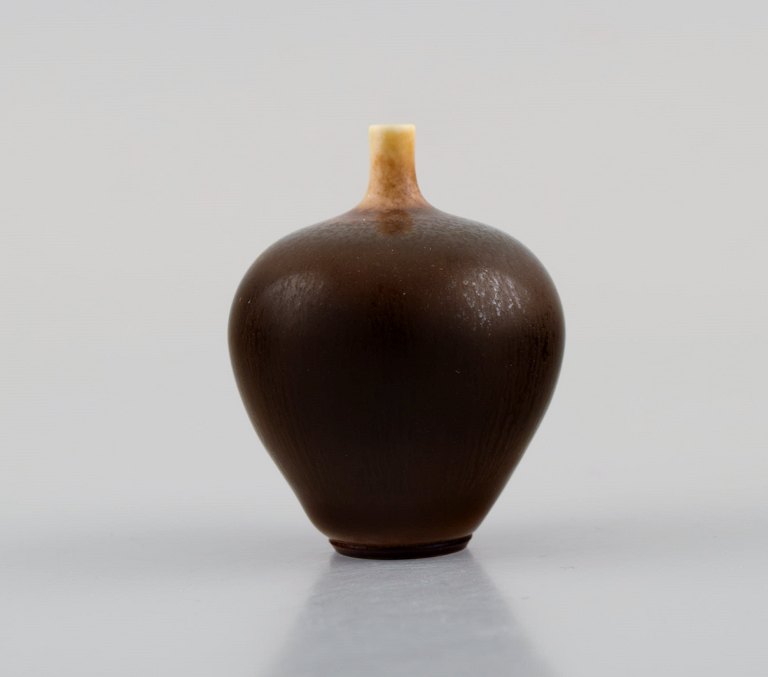 Berndt Friberg (1899-1981) for Gustavsberg Studiohand. Miniature vase i glaseret 
keramik. Smuk glasur i brune nuancer. 1960/70