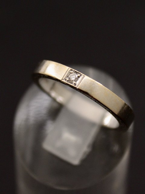 18 carat white gold ring