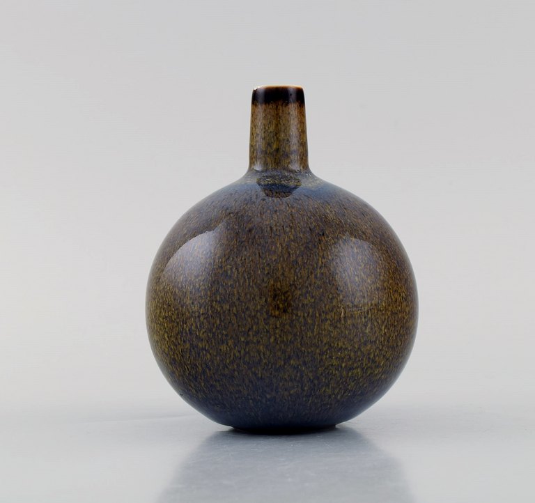 Carl Harry Stålhane (1920-1990) for Rörstrand. Rund vase med smal hals i 
glaseret keramik. Smuk spættet glasur. Midt 1900-tallet.
