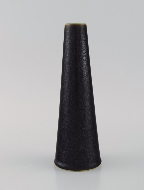 Carl Harry Stålhane (1920-1990) for Rörstrand. Kegleformet vase i glaseret 
keramik. Smuk spættet glasur i mørke og metalliske nuancer. Midt 1900-tallet.
