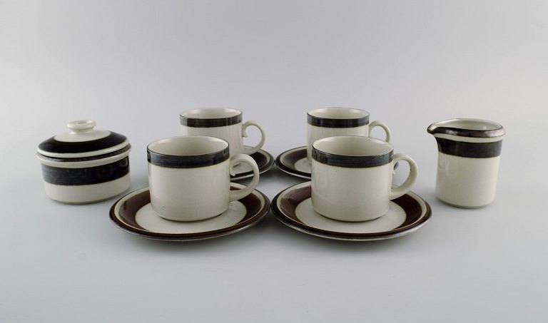 Anja Jaatinen-Winqvist for Arabia. Karelia kaffeservice i glaseret stentøj til 
fire personer. Finsk design, 1970