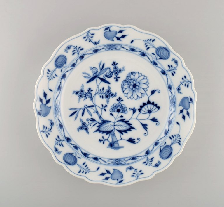 Round Meissen Blue Onion serving dish in hand-painted porcelain. Approx. 1900.
