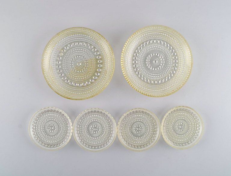 Oiva Toikka for Arabia. Two Kastehelmi plates and four bottle trays. Finnish art 
glass, 1970s.
