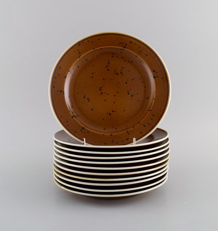 Stig Lindberg for Gustavsberg. 11 Coq lunch plates in glazed stoneware. 
Beautiful glaze in brown shades. Swedish design, 1960s.
