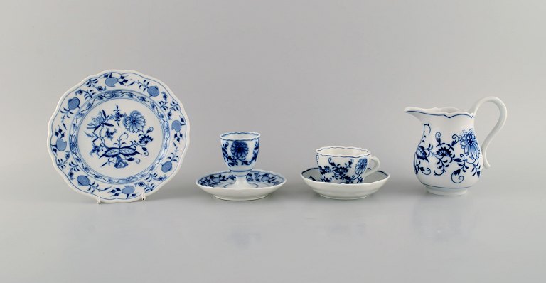 Meissen Blue Onion egoist coffee service in hand-painted porcelain. Approx. 
1900.
