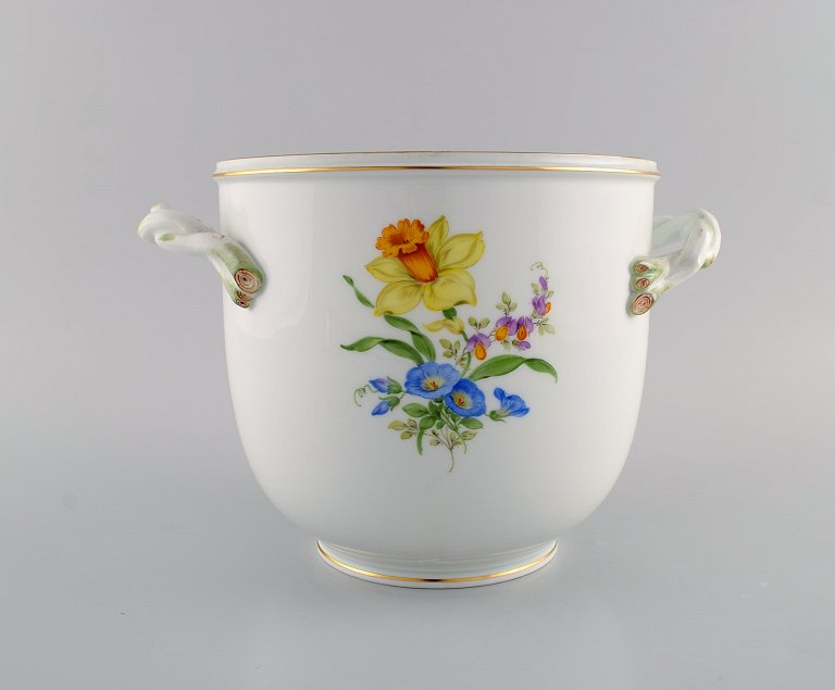 Meissen vin / champagnekøler i håndmalet porcelæn med blomster og guldkant. 
Hanke modeleret som grene. Tidligt 1900-tallet.
