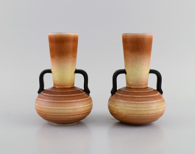 Gertrud Lönegren (1905–1970) for Rörstrand. To vaser med hanke i glaseret 
keramik. Smuk fersken glasur. 1930/40