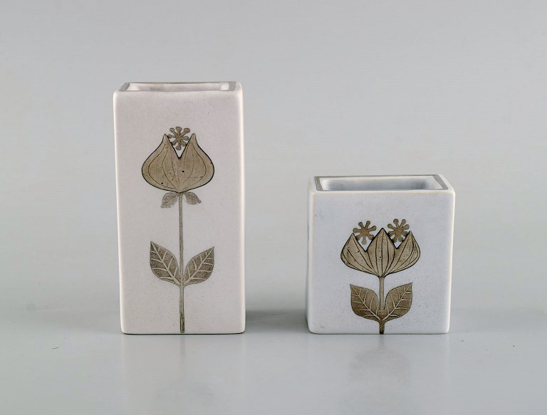 Sven Jonson (1919-1989) for Gustavsberg. Two small Lagun vases in glazed 
stoneware with silver inlay in the form of flowers. Mid-20th century.
