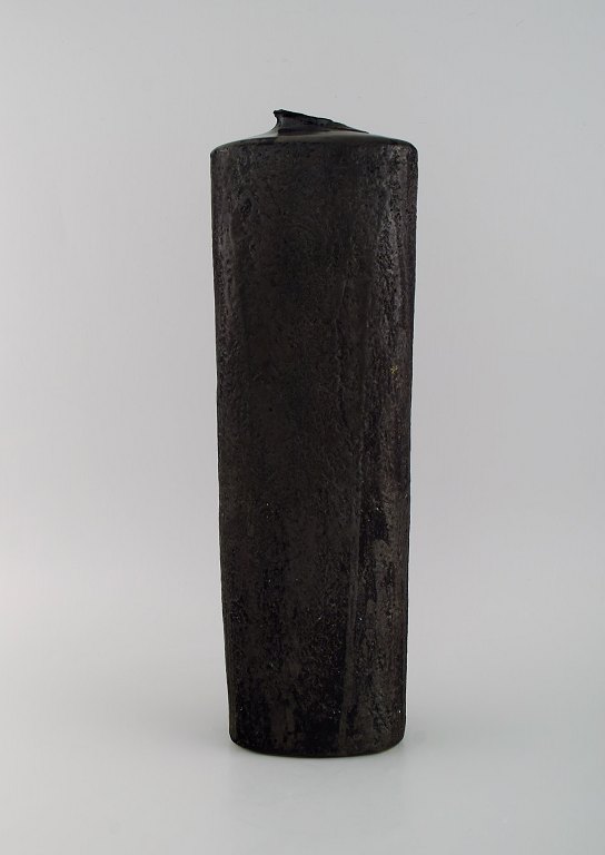Europæisk studiokeramiker. Stor unika vase i glaseret stentøj. Smuk glasur i 
sorte og metalliske nuancer. 1960/70
