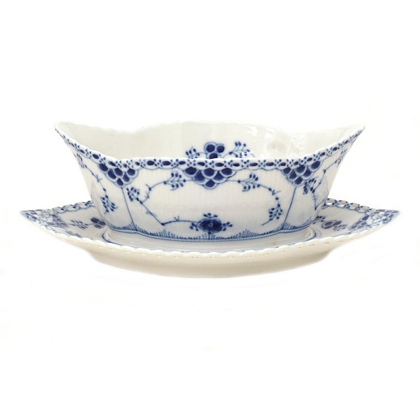 Royal Copenhagen blue fluted full lace sauce boat. #1105. H: 8,5cm. L: 25cm