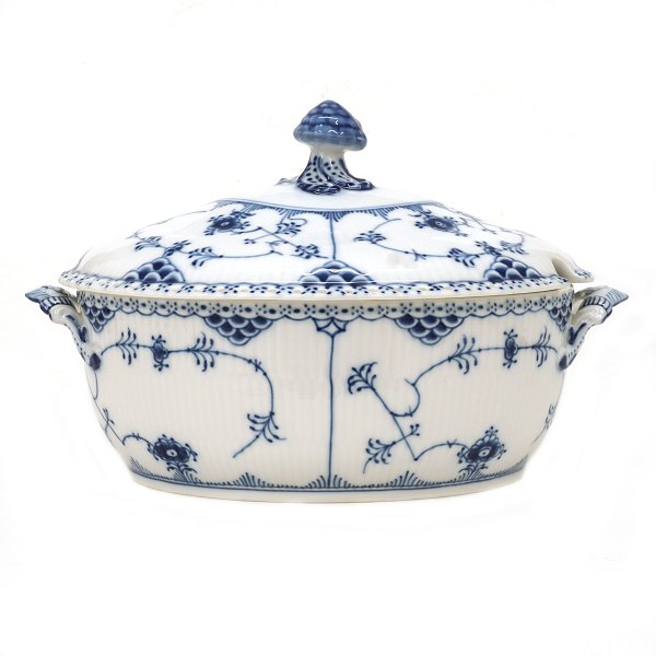 Royal Copenhagen blue fluted full lace porcelain tureen. #1109. H: 19cm. L: 31cm