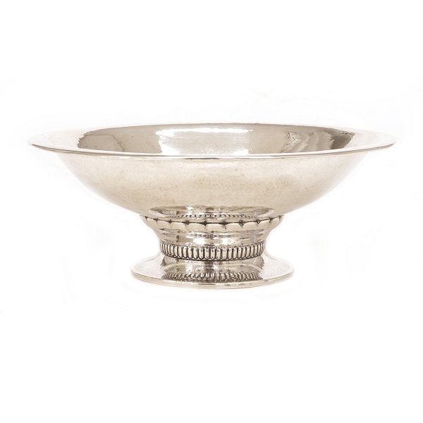 Large Art Deco silver bowl by Fritz Heimbürger, Copenhagen, 1926. H. 10cm. D: 
25,5cm. W: 448gr