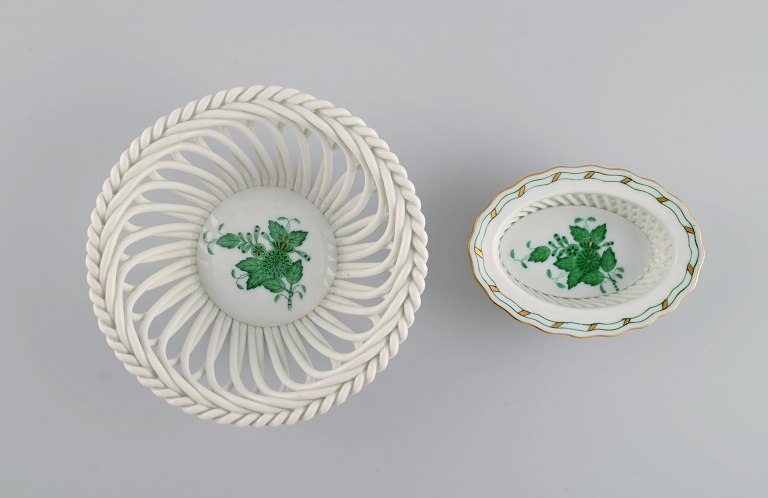 To Herend skåle i gennembrudt porcelæn med håndmalede blomster og 
gulddekoration. Midt 1900-tallet.
