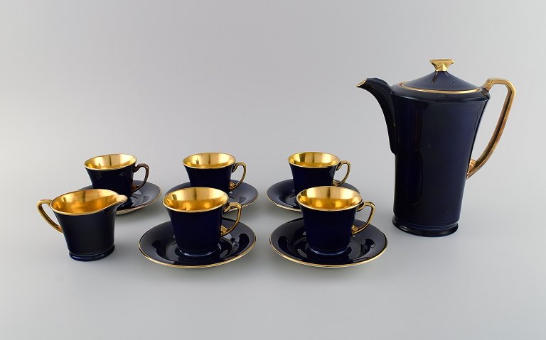 Crown Devon, England. Art deco coffee service for five people in navy blue 
porcelain, gilded inside. 1930s.
