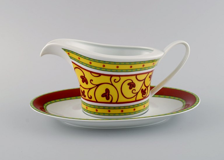 Paul Wunderlich for Rosenthal. Bokhara saucekande med underskål i porcelæn. 
Farverigt design, sent 1900-tallet.
